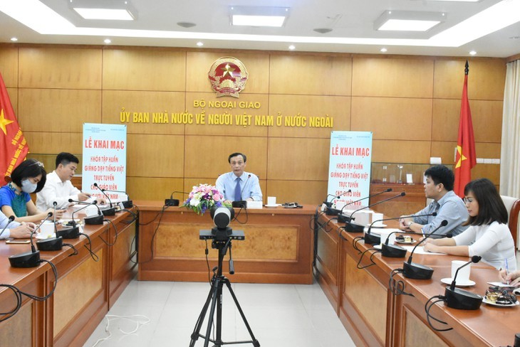 Training course on Vietnamese teaching opened for overseas Vietnamese teachers in Europe and North America